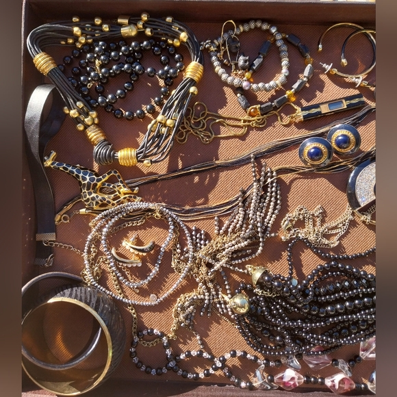 Jewelry Set with Black and Gold Accents - Picture 11 of 13